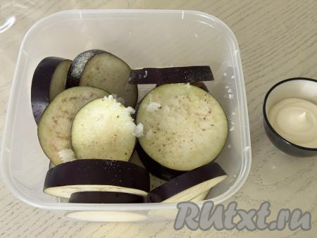 Чеснок пропустить через пресс и выложить к баклажанам.&nbsp;