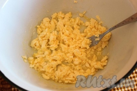 Вначале замесим тесто, для этого заранее достаньте маргарин (или сливочное масло), дайте согреться до комнатной температуры. 200 грамм масла (или маргарина) комнатной температуры переложите в миску, добавьте сахар и яйцо, разомните вилкой до однородности.