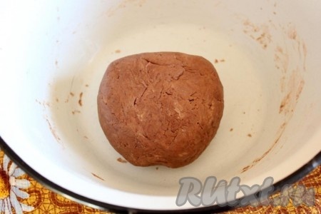 Тесто должно получиться эластичным, не липнущим к поверхности, поместите его в пакет и отправьте в холодильник минут на 20-30.