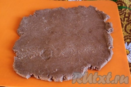 Раскатайте тесто и поместите его в смазанную маслом форму для выпечки, формируя бортики.