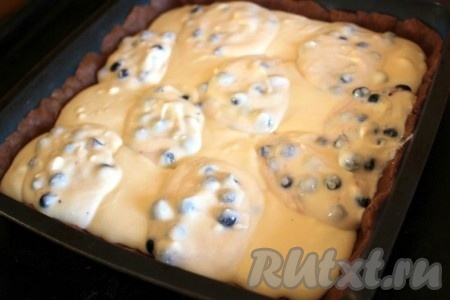 Выложите на тесто начинку. Я выложила вначале половину начинки без черники, а потом произвольно разместила вторую половину начинки с черникой. Выпекайте черничный пирог с творогом в заранее разогретой духовке при температуре 180 градусов около 30 минут.