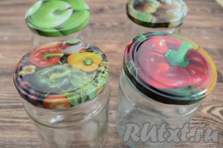 Заранее простерилизовать банки любым удобным способом, прокипятить крышки. Для этой заготовки потребуются 4 банки объёмом по 0,5 литра. Банки я стерилизую в микроволновке - это быстро и просто. Для этого банки, вымытые с содой, нужно на 1-1,5 сантиметра заполнить кипящей водой и сразу отправить в микроволновку на 4 минуты. Крышки я кипячу в кастрюле в течение 3 минут с момента закипания воды. Простерилизовавшиеся банки достать из микроволновки, воду из них слить, сразу накрыть банки прокипячёнными крышками.