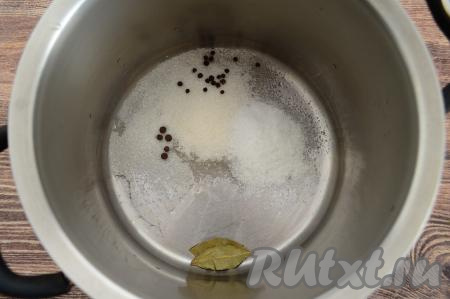 В кастрюлю всыпать соль, сахар, добавить лавровые листья, горошины чёрного и душистого перцев.