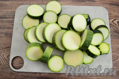 Пока вода закипает, можно заняться овощами и зеленью. Кабачки нужно нарезать на кружочки толщиной около 1 сантиметра.