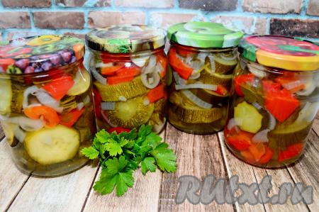 Зимой эту аппетитную, вкусную заготовку можно будет подать в качестве дополнения к различным блюдам. В этой закуске хороши на вкус и приятно похрустывающие маринованные кабачки, и яркий болгарский перец, и лук с чесноком. Отличная заготовка, попробуйте!