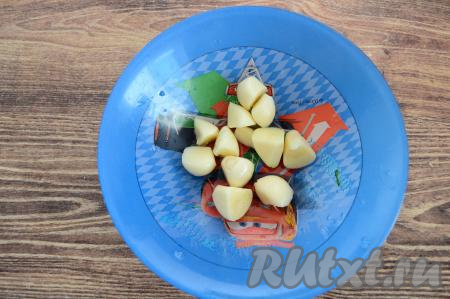 Зубчики чеснока очистить. Каждый зубчик разрезать на две части.