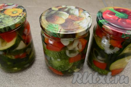 Перевернуть банки с кабачками и болгарским перцем вверх дном, укутать в одеяло и оставить до полного остывания (я обычно оставляю на сутки). Полностью остывшие банки убрать на хранение в подвал, погреб или просто в прохладное тёмное место в квартире.