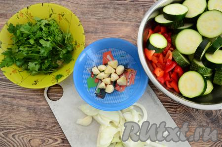 Вот такой яркий набор нарезанных овощей и зелени получился.