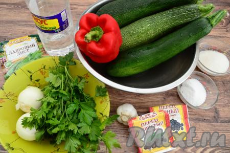 Подготовить продукты для приготовления кабачков, маринованных с болгарским перцем на зиму. Кабачки нужны будут молодые, не сильно пузатые, без крупных семечек. Если у кабачков тонкая кожица, тогда её можно не срезать. Кабачки нужно тщательно вымыть, отрезать кончики с двух сторон. Болгарский перец лучше взять красного или жёлтого, или оранжевого цвета, чтобы заготовка получилась более яркой. Лук очистить. Петрушку промыть водой.