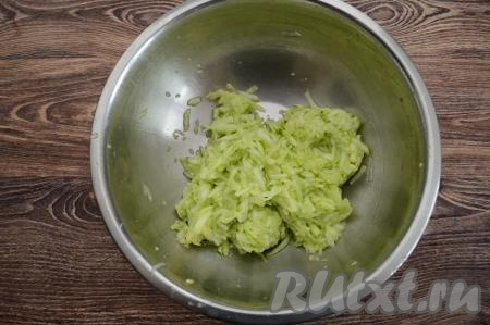 Отжать сок из натёртого кабачка. Я это делаю руками. Просто беру в ладонь часть кабачковой массы и, сжимая в руке, отжимаю выделившийся сок. Отжатую кабачковую массу выкладываю в отдельную миску. Таким образом отжать всю кабачковую массу от выделившегося сока (отжатый сок нам не понадобится). Всего у меня получилось 370 грамм отжатого от жидкости кабачка.