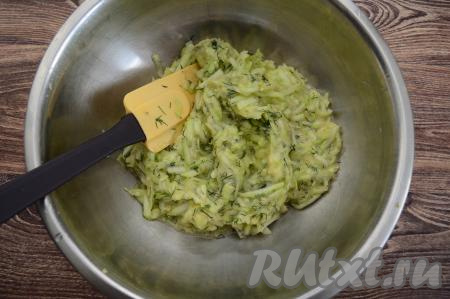 Перемешать массу при помощи лопатки (или ложки) до однородности. Кабачок я солила в самом начале, больше я соль не добавляю, но вы ориентируйтесь по своему вкусу, если нужно, можете подсолить на этом этапе по вкусу.