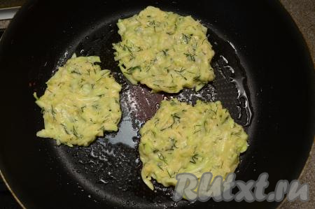 Как только замесили кабачковое тесто, нужно сразу же приступать к жарке оладий, так как кабачок будет всё равно немного выделять сок. Сковороду хорошо разогреть с добавлением растительного масла, выкладывать по 1 столовой ложке кабачкового теста в виде круглых, плоских оладий.&nbsp;
