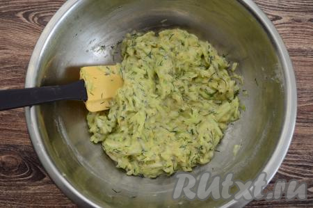 Далее смотреть на консистенцию теста и добавлять муку по 0,5 столовой ложки, каждый раз хорошо вмешивая её. Итоговое тесто для кабачковых оладий должно напоминать сметану средней густоты. Количество муки, которое придётся добавить в тесто, зависит и от того, насколько хорошо вы отжали кабачок от сока, и от размера яйца, и от качества муки. Поэтому я и советую добавлять понемногу муку, ориентируясь на консистенцию замешиваемого теста для оладий. Всего я добавила в тесто 40 грамм муки.