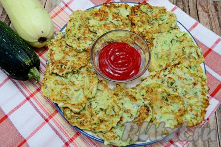 Нежные, мягкие, вкусные оладьи, приготовленные из кабачков с укропом, к столу можно подать и тёплыми, и полностью остывшими, дополнив любимым соусом или сметаной.