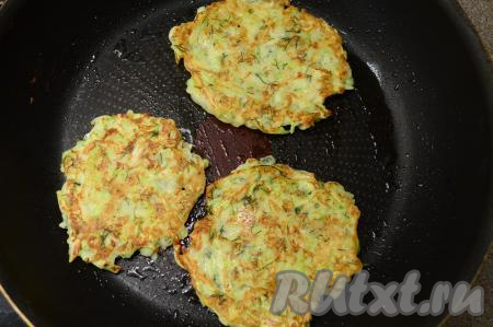 Жарить оладьи из кабачков с укропом до румяности с двух сторон (примерно по 2-4 минуты с каждой стороны) на среднем огне.