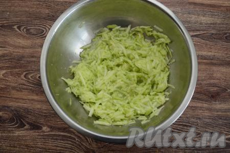 По истечении 10 минут кабачок выделит сок.