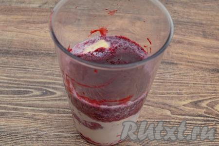 Сразу же добавить процеженное пюре из ежевики.