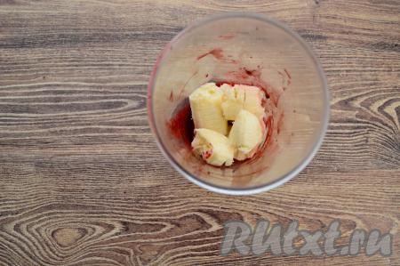 В чашу блендера выложить очищенный банан, разломанный на крупные кусочки.