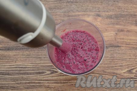 Пробить смузи из ежевики и банана при помощи погружного блендера до однородности. Пробивать нужно не менее 2 минут движениями блендера вверх-вниз, чтобы кусочки банана все пюрировались и смузи стал однородным. На этом этапе нужно попробовать напиток, чтобы оценить его сладость. У меня ежевика была не очень сладкая, поэтому я добавила 2 чайных ложки сахара. Ещё раз пробить смузи блендером в течение 10-15 секунд, чтобы сахар растворился.