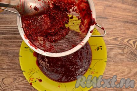 У ежевики достаточно крупные косточки, я советую из удалить, тогда смузи получится особенно нежным и вкусным. Для того чтобы удалить косточки, нужно взять глубокую тарелку, затем в сито выложить получившееся пюре из ежевики. С помощью столовой ложки протереть ягодное пюре через сито в тарелку. В результате в тарелке будет однородное пюре из ежевики. А в сите останутся практически сухие косточки, которые можно выбросить.