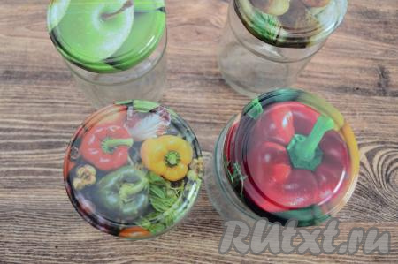 Заранее вымыть и простерилизовать 7 банок объёмом по 500 миллилитров любым удобным способом. Прокипятить крышки в течение 3-4 минут с момента закипания воды в кастрюле. Я предпочитаю сразу все банки для этой заготовки стерилизовать в микроволновке. Для этого банки, вымытые с содой, я заполняю на 1-1,5 сантиметра кипящей водой, сразу ставлю все баночки в микроволновку на 7 минут на максимальную мощность. Затем достаю аккуратно горячие банки из микроволновки, воду сливаю, накрываю простерилизованные банки прокипячёнными крышками.