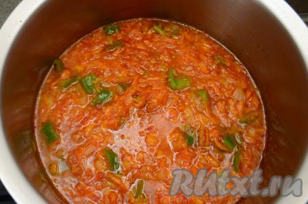 Пока овощи обжариваются, можно заняться помидорами. Помидоры вымыть, натереть на крупной тёрке так, чтобы кожура осталась в руке (кожуру можно выбросить, она нам не понадобится). Нам потребуется 700 грамм натёртых помидоров. Влить натёртые помидоры в кастрюлю с обжаренными овощами, добавить 500 миллилитров воды, всыпать соль и сахар. Перемешать, дать закипеть, после этого варить на небольшом огне 5 минут.