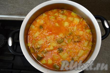 Затем влить уксус, довести до кипения, проварить заготовку ещё 2 минуты на небольшом огне.