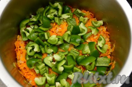 После того как морковка станет достаточно мягкой, в кастрюлю с обжаренными овощами выложить болгарский перец, перемешать. Обжарить овощи на среднем огне 4 минуты, периодически перемешивая.