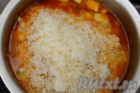 После того как кабачки с овощами протушатся 10 минут, добавить в кастрюлю рис, хорошо перемешать, дать закипеть, проварить 3-4 минуты на небольшом огне.&nbsp;Периодически нужно хорошо перемешивать содержимое кастрюли.