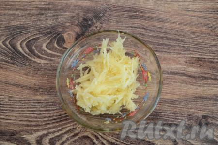 Пока овощи варятся, чеснок очистить, натереть на мелкой тёрке (или пропустить через пресс).