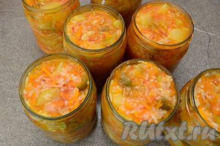 Разложить салат из кабачков с рисом по подготовленным банкам. Сразу закрутить (или закатать) крышками. Всего получается 7 банок салата объёмом 0,5 литра и немного остаётся на пробу.