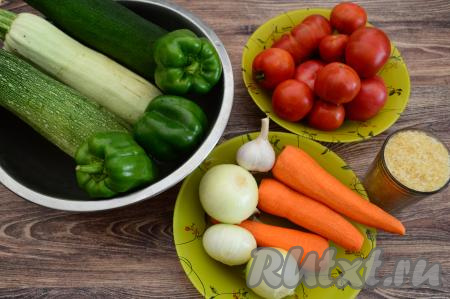 Подготовить основные продукты для приготовления салата из кабачков с рисом на зиму. Очистить лук и морковь. Сразу нужно заняться отвариванием риса. Для этого рис нужно тщательно промыть проточной водой, выложить в кастрюлю, влить примерно 500 миллилитров воды комнатной температуры, перемешать, поставить на сильный огонь, после закипания отварить на небольшом огне почти до готовности (в течение 12 минут с момента закипания воды). Затем откинуть рис на дуршлаг (или сито), промыть холодной водой, лишней воде дать стечь.
