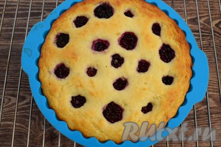 Отправить форту с творожным тестом и ежевикой в духовку, разогретую до 180 градусов, готовить запеканку 35-40 минут (до светло-золотистого цвета теста). Готовую запеканку достать из духовки, остудить в течение 15-20 минут в форме.