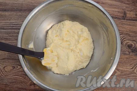 Перемешать творожную массу до однородности силиконовой лопаткой.