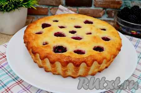 Затем вынуть запеканку из формы и переложить на плоскую тарелку.