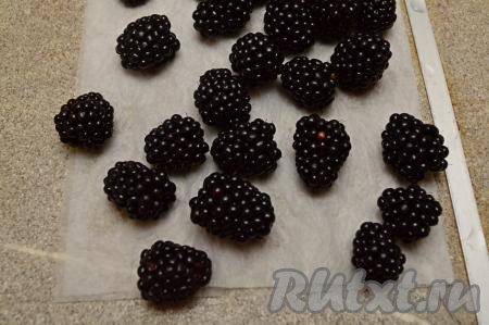 Свежую ежевику нужно перебрать, удаляя подпорченные ягоды. Аккуратно промыть ежевику водой, разложить на бумажном полотенце и оставить минут на 10, чтобы ягоды обсохли. Если будете готовить с замороженной ежевикой, на которой нет большого количества льда, значит ягоды можно не размораживать. Если же на замороженной ежевике много льда, тогда слегка разморозьте её, лишнюю воду слейте.&nbsp;