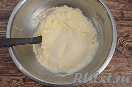 После этого в миску всыпать манку, тщательно перемешать её с творожной массой.