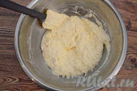 Тесто должно напоминать очень густую сметану. Оставить творожное тесто на 10-15 минут, чтобы манка успела набухнуть.