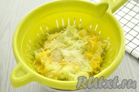 Кабачок я взяла молодой, с мелкими семечками, поэтому удалять семечки не стала. Если вы возьмёте кабачок с крупными семечками, тогда их нужно будет удалить. Срезать кожуру с кабачка (даже если у кабачка тонкая кожица, для этого рецепта я предпочитаю срезать кожуру). 250 грамм подготовленного кабачка натираем на крупной тёрке. Получившуюся кабачковую массу перекладываем в дуршлаг, посыпаем 1/3 чайной ложки соли, перемешиваем и оставляем на 5-10 минут, чтобы кабачок выделил сок. Спустя это время кабачковую массу отжимаем от сока (выделившийся сок нам не понадобится).