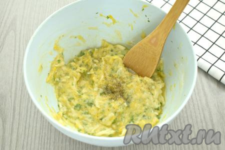 Кабачковое тесто для этих оладий должно получиться в меру вязким, умеренно густым, как на фото. Как только добились нужной густоты теста, значит не нужно больше добавлять муку. Я для получения теста нужной консистенции добавила 3 столовых ложки рисовой муки.&nbsp;Кабачковое тесто по вкусу перчим, если нужно, досаливаем, перемешиваем.