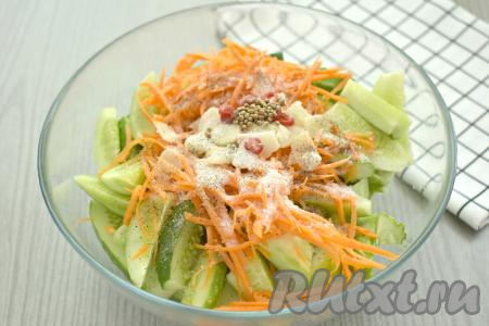 К овощам всыпаем соль, сахар, чёрный молотый перец и зёрна кориандра.