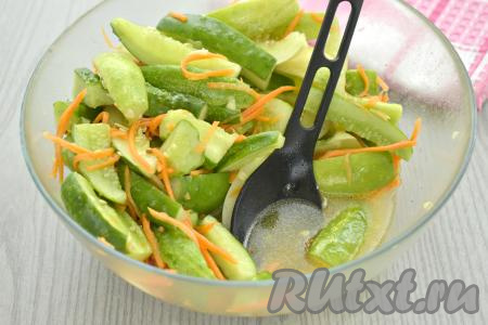 Миску с огурцами затягиваем пищевой плёнкой (или просто накрываем крышкой) и отправляем в холодильник на 5-6 часов. Через каждый час огурцы с морковкой нужно перемешивать.