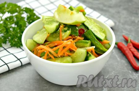 По прошествии 5-6 часов аппетитные, ароматные, очень вкусные, в меру острые малосольные огурцы, приготовленные с морковью по-корейски, можно подать к столу в качестве дополнения и к мясу, и к гарнирам.