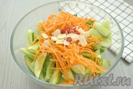 Сюда же добавляем очищенный чеснок, нарезанный на пластинки, и острый перец, нарезанный на колечки (если хотите снизить остроту перца, можно предварительно вынуть из него семечки).