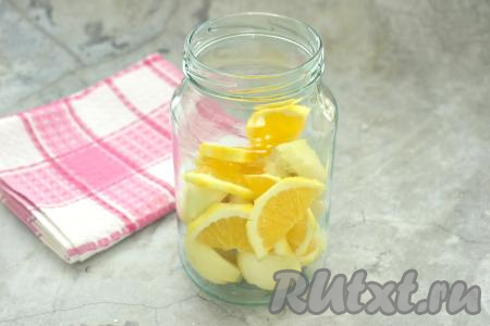 Вымытую банку объёмом 1 литр стерилизуем любым удобным способом (я обычно стерилизую банку в течение 3-4 минут над паром), кипятим крышку в течение 3 минут с момента закипания воды в кастрюле. Половинки нектарина и кружочки апельсина выкладываем в простерилизованную банку.