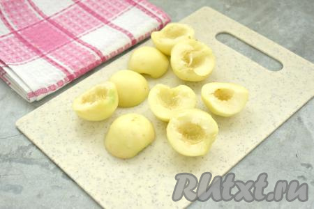 Нектарины разрезаем пополам, удаляем косточки.