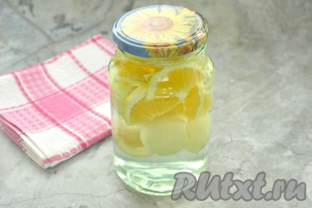 Банку с нектаринами и апельсином до самого верха заливаем кипятком, накрываем прокипячённой крышкой и оставляем на 15 минут.