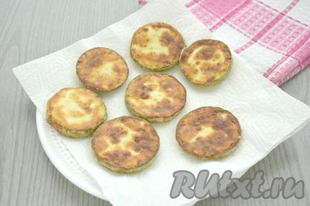 ​​​​​​​​​​​​Со сковороды жареные кабачки перекладываем на бумажные полотенца, чтобы удалить лишнее масло. Если вы не сразу все кабачки покрывали рисовой мукой, тогда пока жарится первая партия кабачков, оставшиеся кружочки кабачков выкладываем в пакет, в котором осталась рисовая мука, снова хорошо встряхиваем, покрывая все овощи рисовой мукой, а затем жарим до румяности.