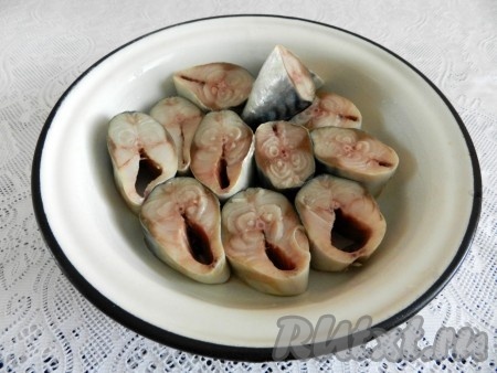 От рыбы отрезать голову, плавники и хвост, очистить от внутренностей, не разрезая живот. Разрезать на порционные кусочки шириной 1,5-2 сантиметра, вымыть, тщательно вычистив внутри.