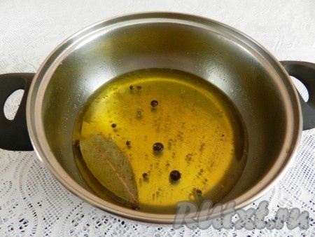 Добавить лавровые листья, горошины чёрного и душистого перцев, зёрна горчицы в маринад, дать закипеть.
